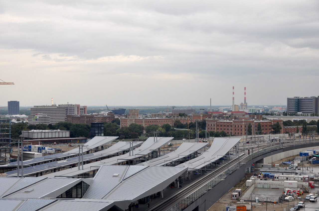  |vorne Hauptbahnhof in Arbeit, hinten der Backsteinbau des Arsenals mit dem Heeresgeschichtlichen Museum